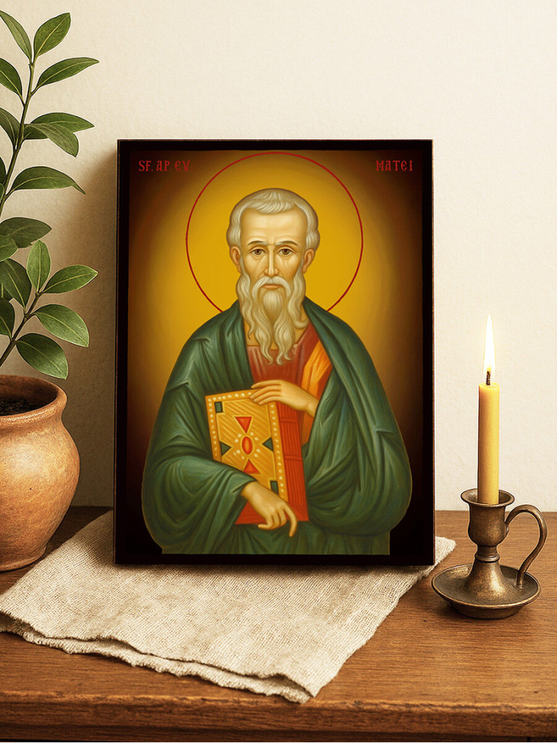Icoană cu Sfântul Apostol Matei cu fundal galben luminos
